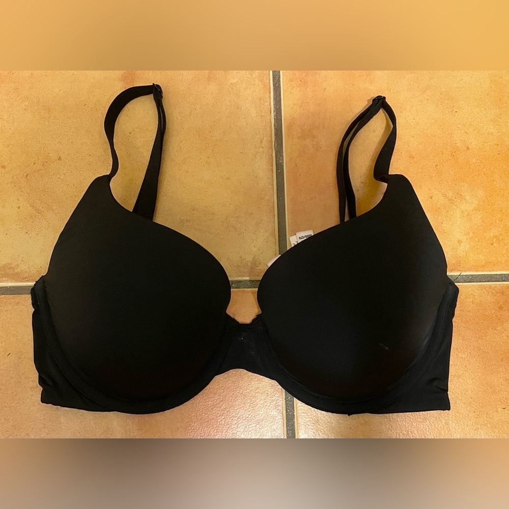 Victoria Secret 32DD/E70 black t-shirt push-up full coverage bra. Like new.